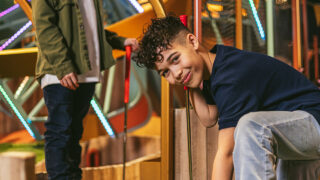 2 boys playing crazy golf